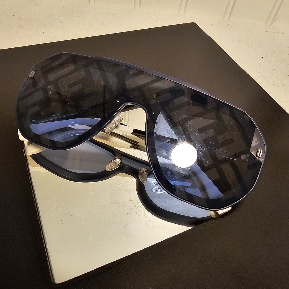 FENDI SUNGLASSES - Picture 3 of 6